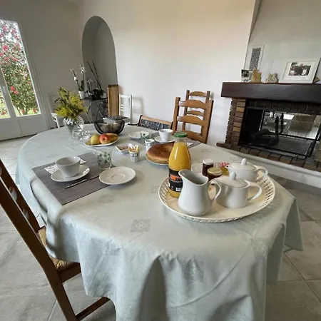فندق مبيت وإفطار Chez Evelyne Et Titou 3*